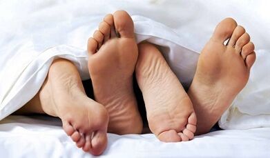 How does the human papillomavirus spread