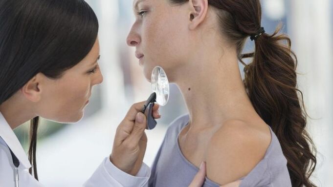 Doctor determines type of cervical papilloma